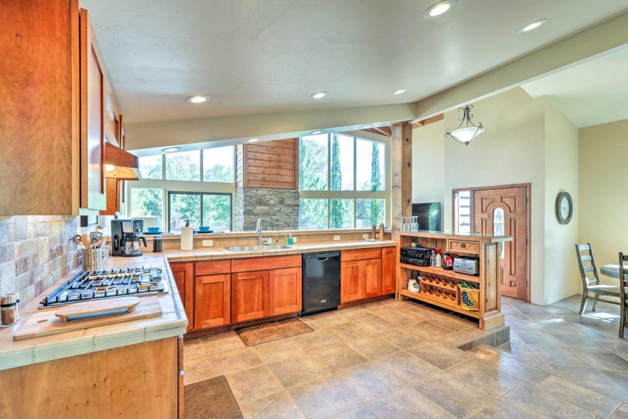 Bright Sedona Home With Deck And Mountain Views! ภายนอก รูปภาพ